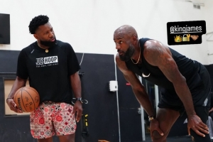 鬓微霜又何妨！训练师晒詹姆斯训练照 与马克西击掌互动